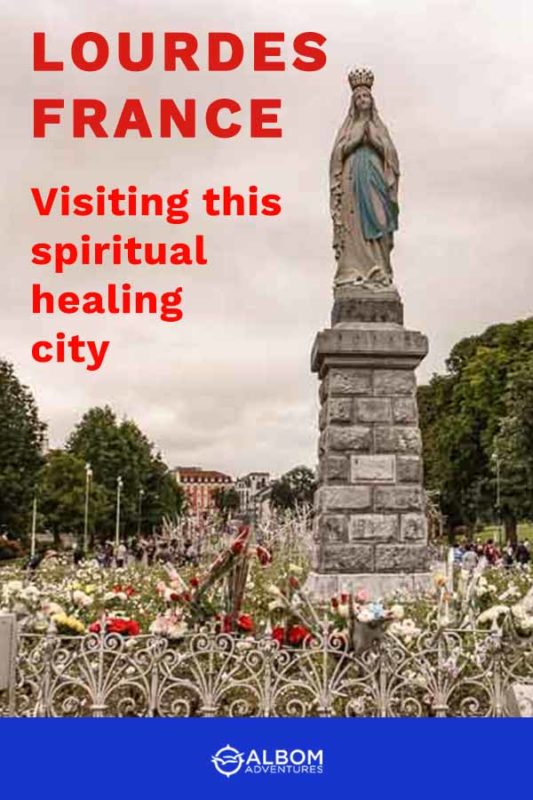 Una vista della statua della Vergine Maria a Lourdes Francia