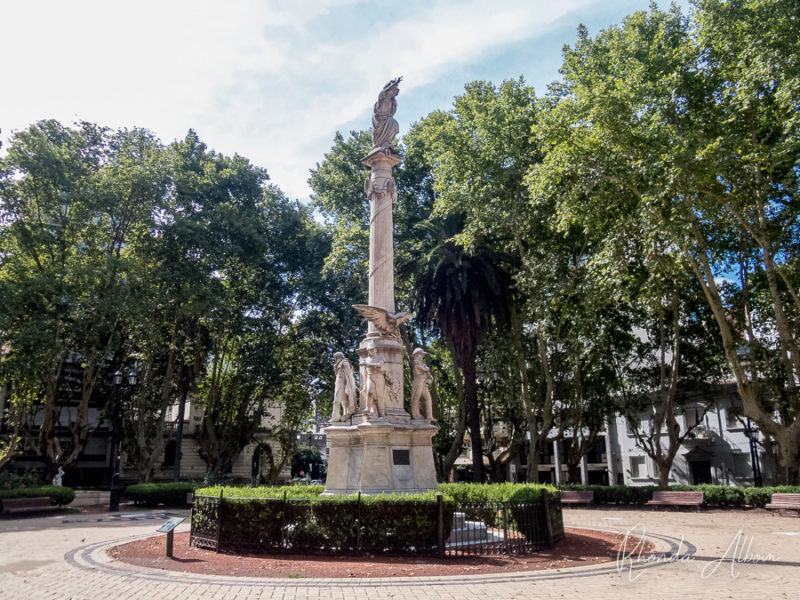 Statue in Plaza 25 de Mayo in Rosario