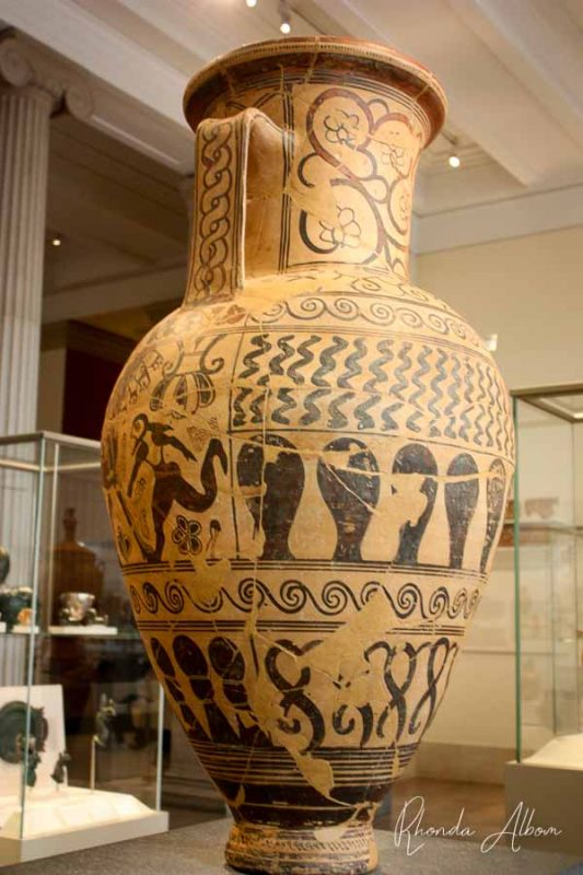 Large Greek vase in the Metropolitan Museum of Art, one of the New York City highlights